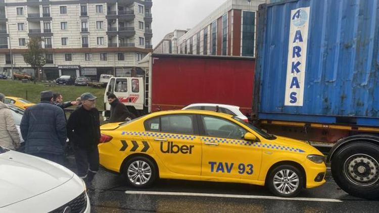 Esenyurtta yağış nedeniyle kayan TIR, zincirleme kazaya neden oldu