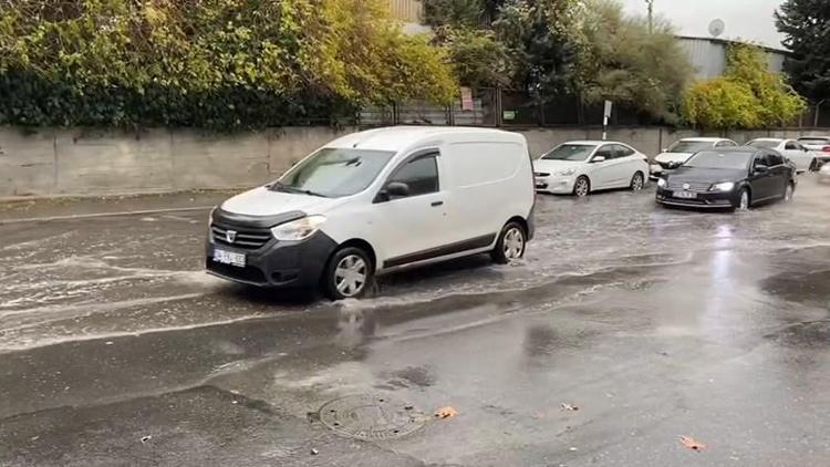 İstanbul - Küçükçekmece’de sağanak yağış sonrası cadde göle döndü