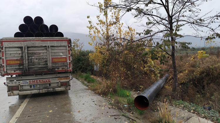 TIR dorsesindeki boruların üzerine çıkan işçi düşerek ağır yaralandı