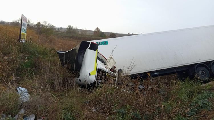 Yağmur nedeniyle kayganlaşan yolda kontrolden çıkan TIR tarlaya devrildi, sürücü yaralandı