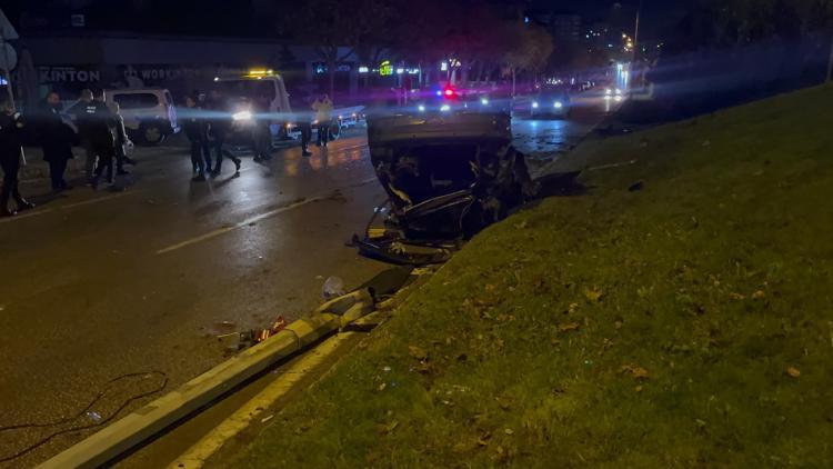 Bursada otomobil, aydınlatma direğine çarpıp takla attı: 2 yaralı