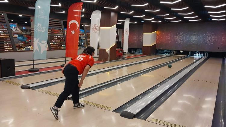 Osmaniye’de gençler bowling turnuvasında yarıştı