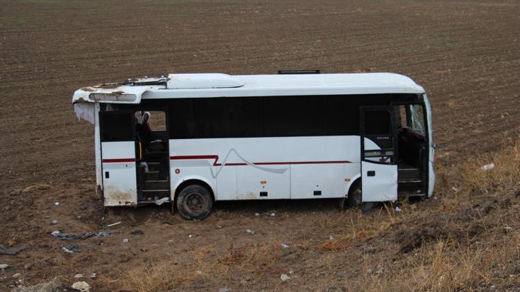 Cenazeye gidenleri taşıyan midibüs, şarampole devrildi: 29 yaralı