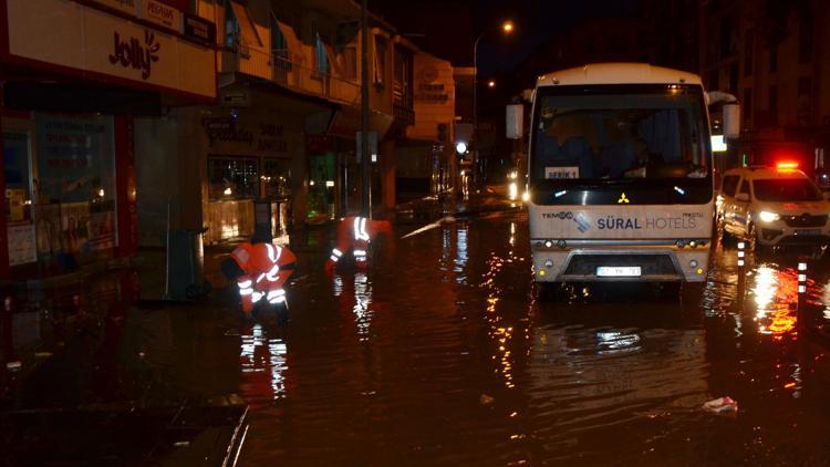 Turuncu alarm verilmişti... Antalyayı sağanak vurdu