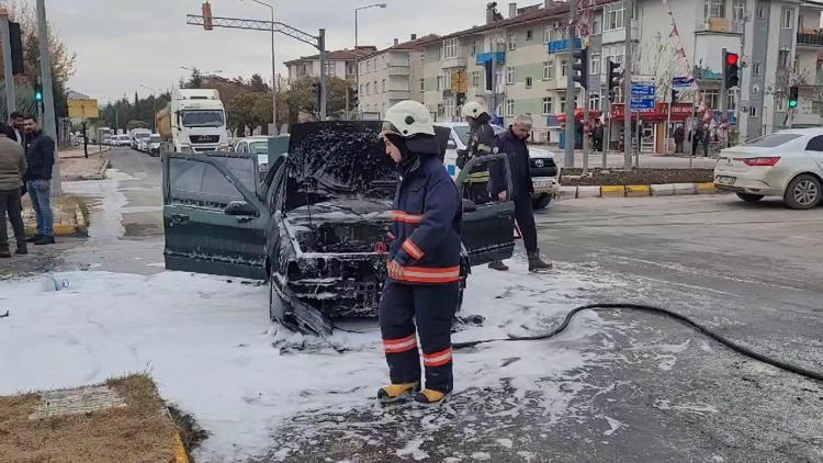 Elazığ’da seyir halindeki otomobil, alev alarak yandı