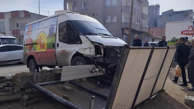 Batman’da kafa kafaya çarpışan minibüs ve otomobilin sürücüleri yaralandı