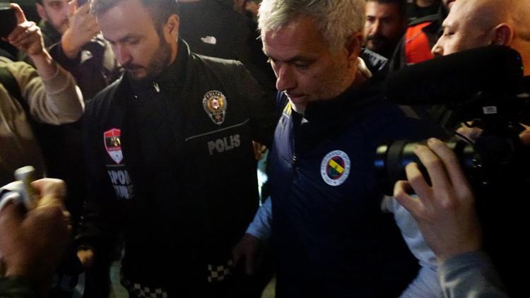 Fenerbahçe kafilesi, Kayseri’de coşkuyla karşılandı