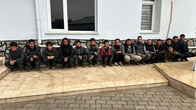 Hatayda 35 kaçak göçmen yakalandı, 3 organizatör gözaltına alındı