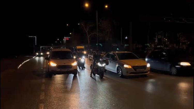 Bursada lodos etkili oldu; otobüs durağı yerinden söküldü, sokaktaki atık giysi dolabı araçların üzerine devrildi (2)