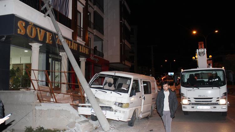 Aksaray’da minibüs elektrik direğine çarptı: 3  kişi yaralandı, sürücü kaçtı