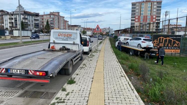 Otomobil, boş araziye düşüp, takla attı; baba ile 2 oğlu yaralı