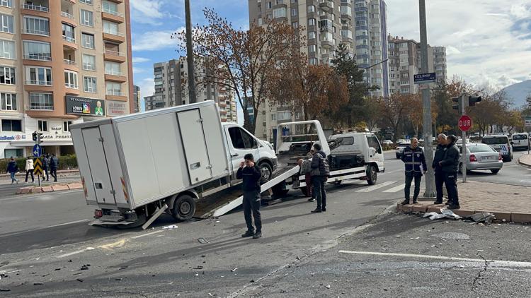 Kayseride otomobil ile kamyonet çarpıştı; 6 yaralı