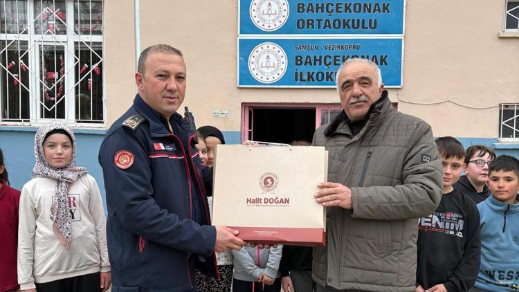 Başkan Doğanın Öğretmenler Günü hediyesi Vezirköprüdeki okullara ulaştırıldı