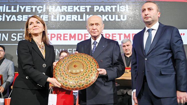 Bahçeli’den depremzede öğretmenlere plaket