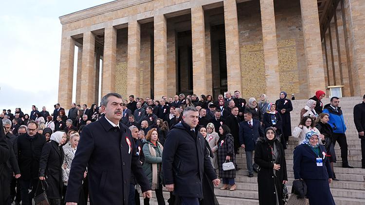 Bakan Tekin Anıtkabiri ziyaret etti