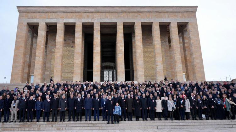 Bakan Tekin, öğretmenlerle Anıtkabri ziyaret etti