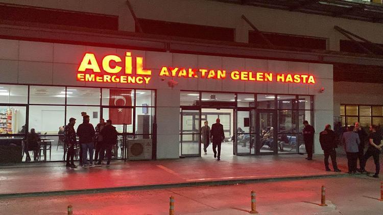 Konyada annesinin ölüm haberini alınca iki doktoru darbetti