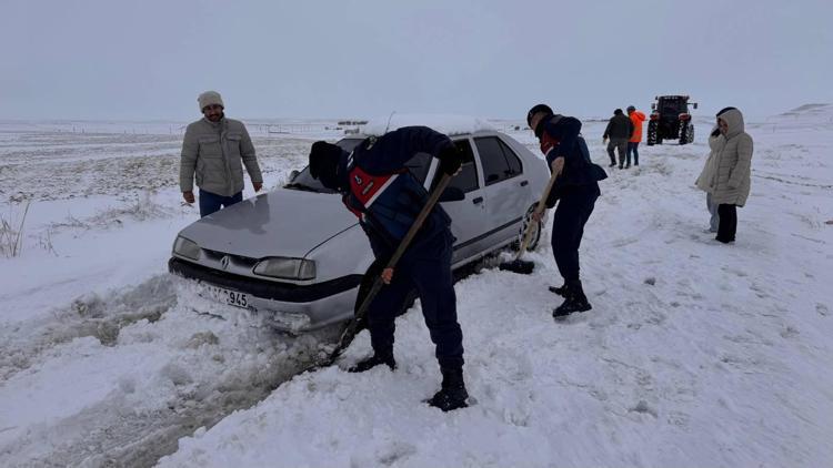 Yozgatta karda mahsur kalan vatandaşları jandarma kurtardı