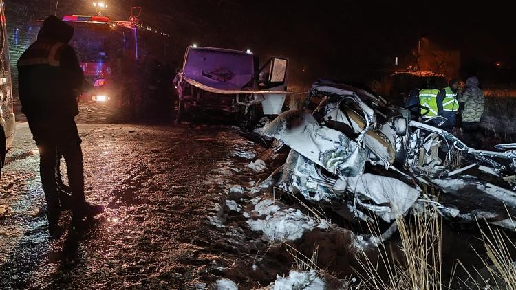 Kayseride minibüs ile otomobil çarpıştı; 2 elti öldü, 5 kişi yaralandı