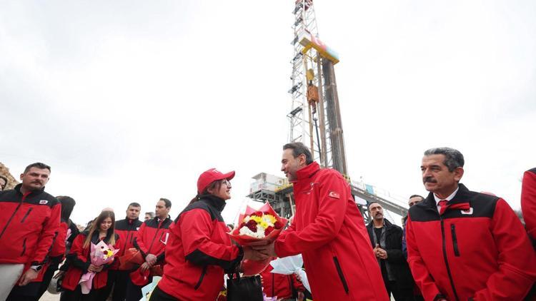 Enerji ve Tabii Kaynaklar Bakanı Alparslan Bayraktardan Şehit Öğretmen Aybüke Yalçın Petrol Üretim Sahası’nda anlamlı kutlama