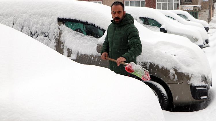 Erzurumda kar yağışı; 1133 yerleşim yeri kapandı; okullar tatil