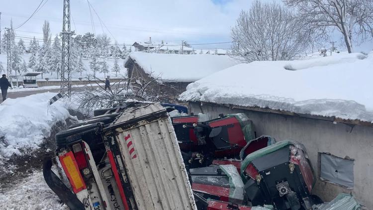 Tokatta şarampole devrilen tırın sürücüsü yaralandı