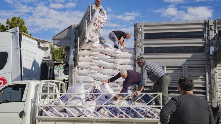 Mersin Büyükşehir’de yetiştiricilere mısır flake yem desteği