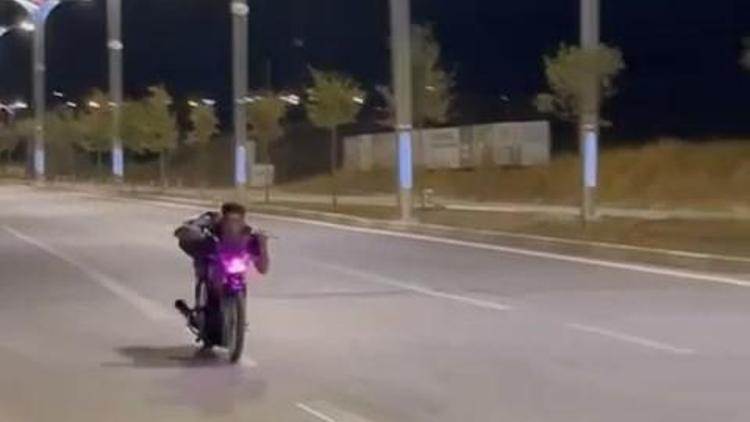 Elazığda motosiklet sürücüsünün tehlikeli yolculuğu kamerada