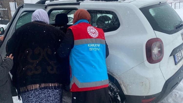 Karlıova’da ‘Vefa’ ekibi, yaşlı kadını hastaneye götürdü