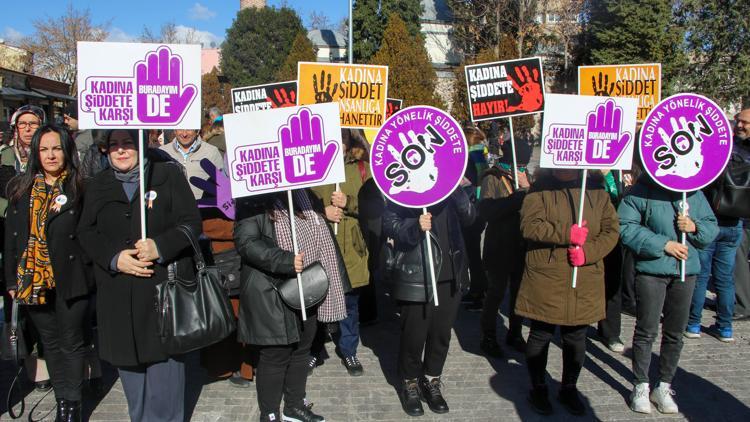 Uşakta kadına yönelik şiddete karşı yürüyüş düzenlendi