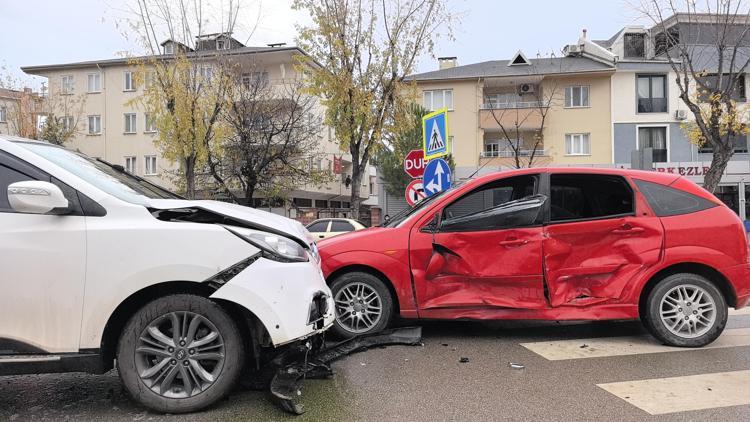 Bursada cip ile otomobil çarpıştı; anne- oğul yaralandı