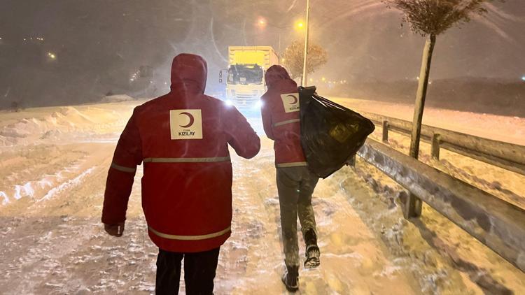 Erzurumda Türk Kızılay’dan yolda kalanlara ikram