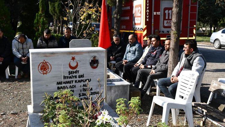 Hatay’da görev şehidi itfaiye eri mezarı başında anıldı