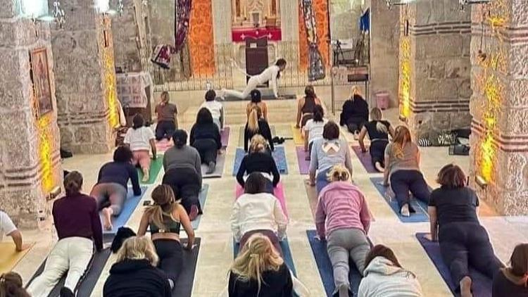 Kilisedeki yoga seansına tepki: Bütün ibadethanelerimiz kutsaldır