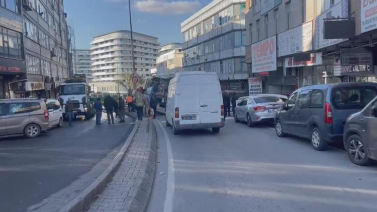 İstanbul- Güngörende yol çöktü; 2 kamyon mahsur kaldı -1