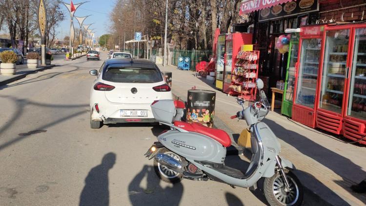 Motosiklet, park halindeki otomobile çarptı: 2 yaralı