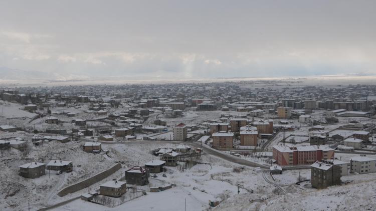 Hakkaride 10 yerleşim yeri ulaşıma kapandı