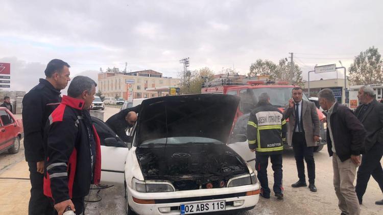 Adıyamanda seyir halindeki otomobil alev aldı