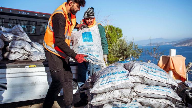 Kuşadası Belediyesinin yakacak yardımı başladı