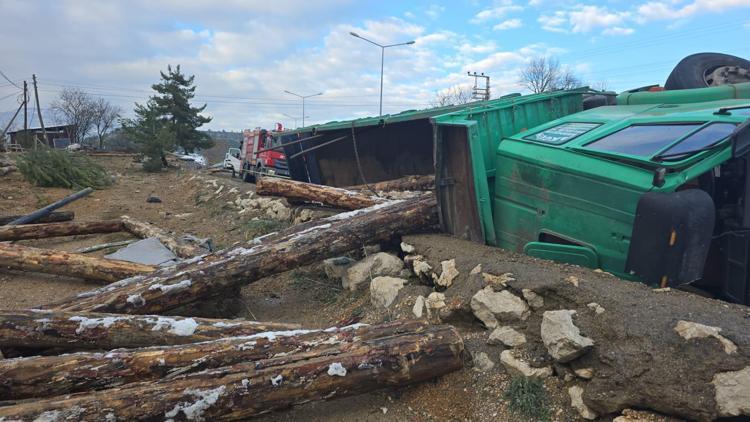 Safranboluda devrilen tomruk yüklü kamyondaki 2 kişi öldü