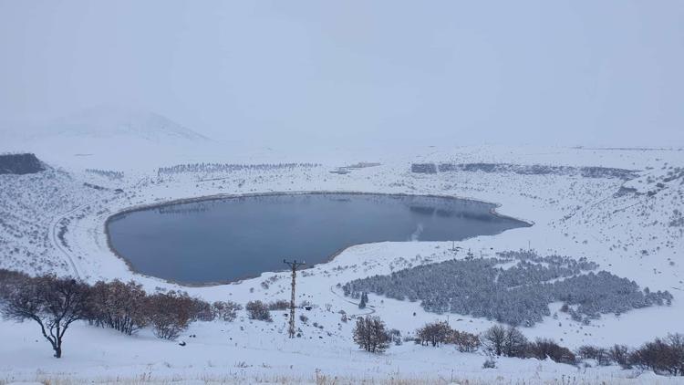 Kapadokya’nın kalp şeklindeki  narlı gölde kış güzelliği