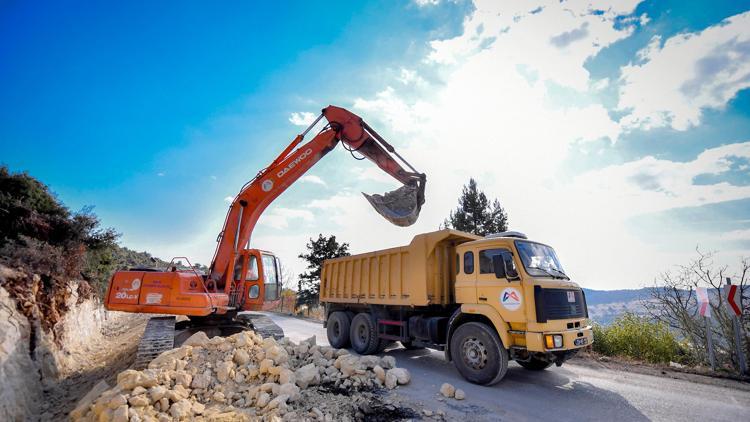 Büyükşehir, Erdemli’de 17 kilometrelik yolda genişletme çalışması yapıyor