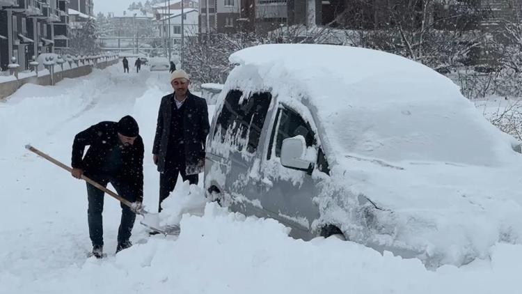 Bayburt’ta kar kalınlığı 80 santimetreye ulaştı