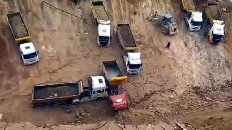 Hafriyat döküm sahasında toprak kaydı, kamyon şoförleri tehlike atlattı