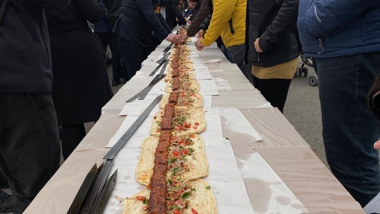 Ankarada 106 metre Adana kebabı ikram edildi