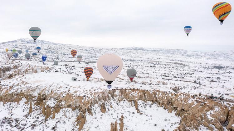 Kefiyeli balonlar Gazze için havalandı