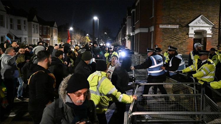 Terör örgütü PKK yandaşları ile Londra polisi arasında çatışma