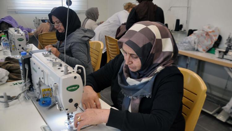 Ev kadınları hobi olarak başladıkları dikiş kursunda terzilik öğreniyor