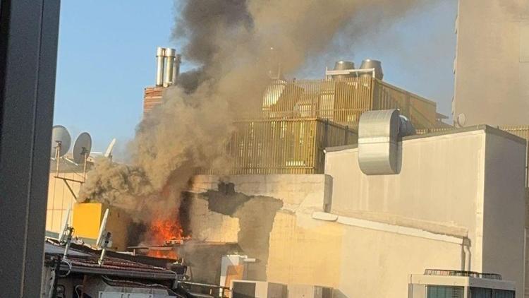 Beyoğlunda 5 katlı otelde çıkan yangın söndürüldü