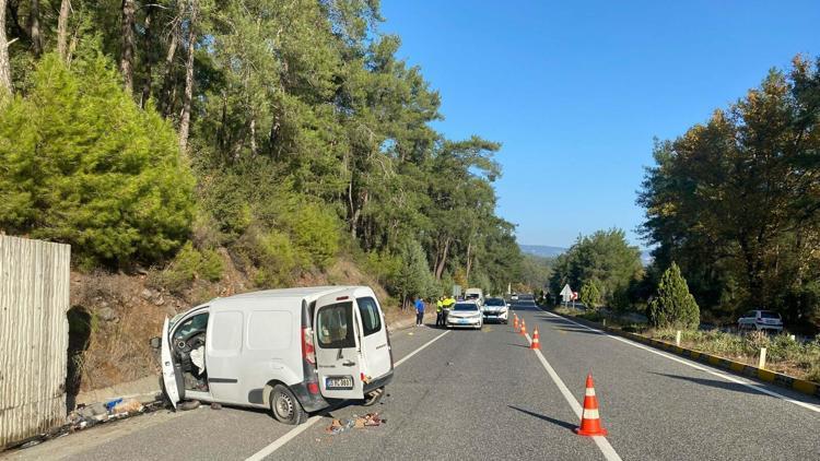 Kamyonet, istinat duvarına çarptı; 2 çocuk öldü, sürücü baba yaralı